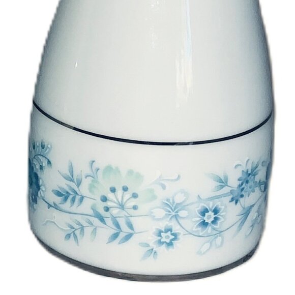 Noritake Milford Salt Pepper Shakers Vintage Japan Platinum White Floral Blue Gr - Picture 6 of 6